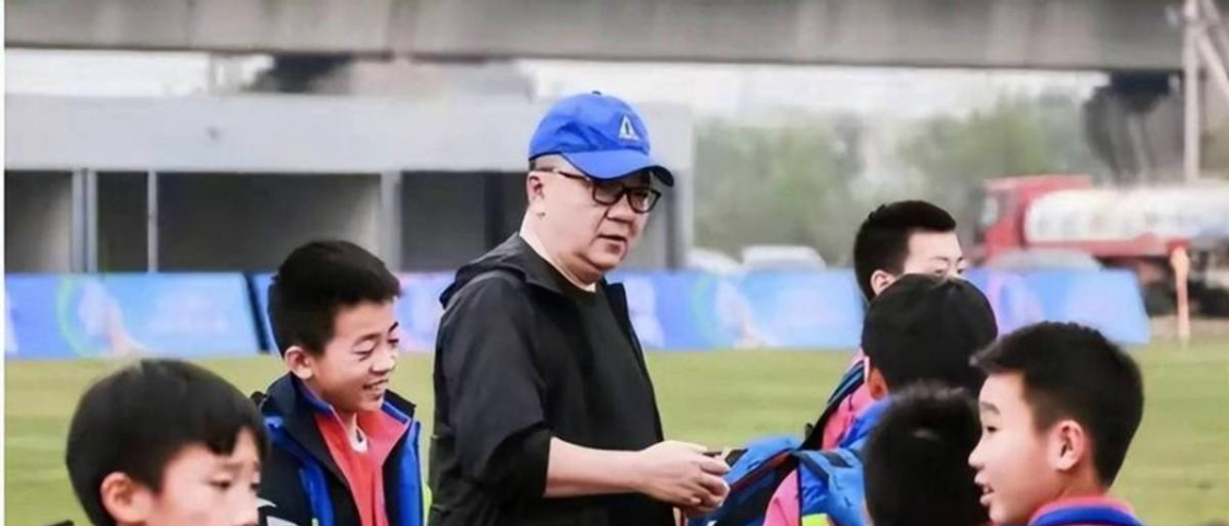 卡塔尔足协主席会见因凡蒂诺，并向后者赠送卡塔尔球衣