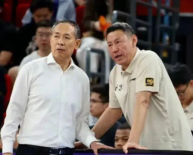 在完成湖人试训后还要去3支球队试训,他总共要试训14支球队? 在完成湖人试训后还要去3支球队试训,他总共要试训14支球队?