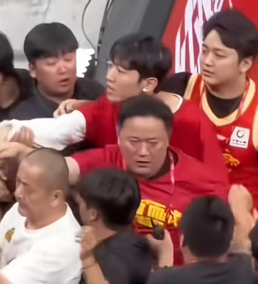 尼克斯队时隔53年NBA再夺冠,中锋罗宾逊晒比赛前酒店抓蛇视频 尼克斯队时隔53年NBA再夺冠,中锋罗宾逊晒比赛前酒店抓蛇视频