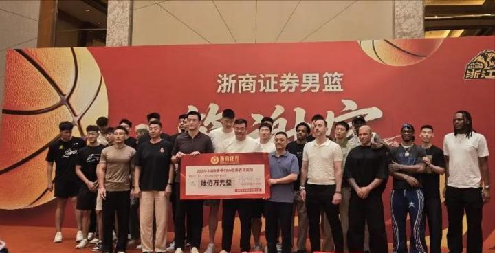 尼克斯球星的双胞胎接管发布会,萌娃抢尽风头 尼克斯球星的双胞胎接管发布会,萌娃抢尽风头