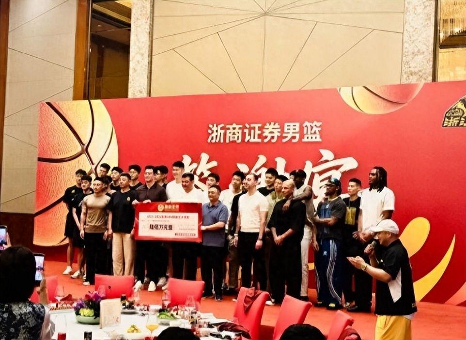 哈珀崛起逼宫,马刺面临福克斯难题 哈珀崛起逼宫,马刺面临福克斯难题
