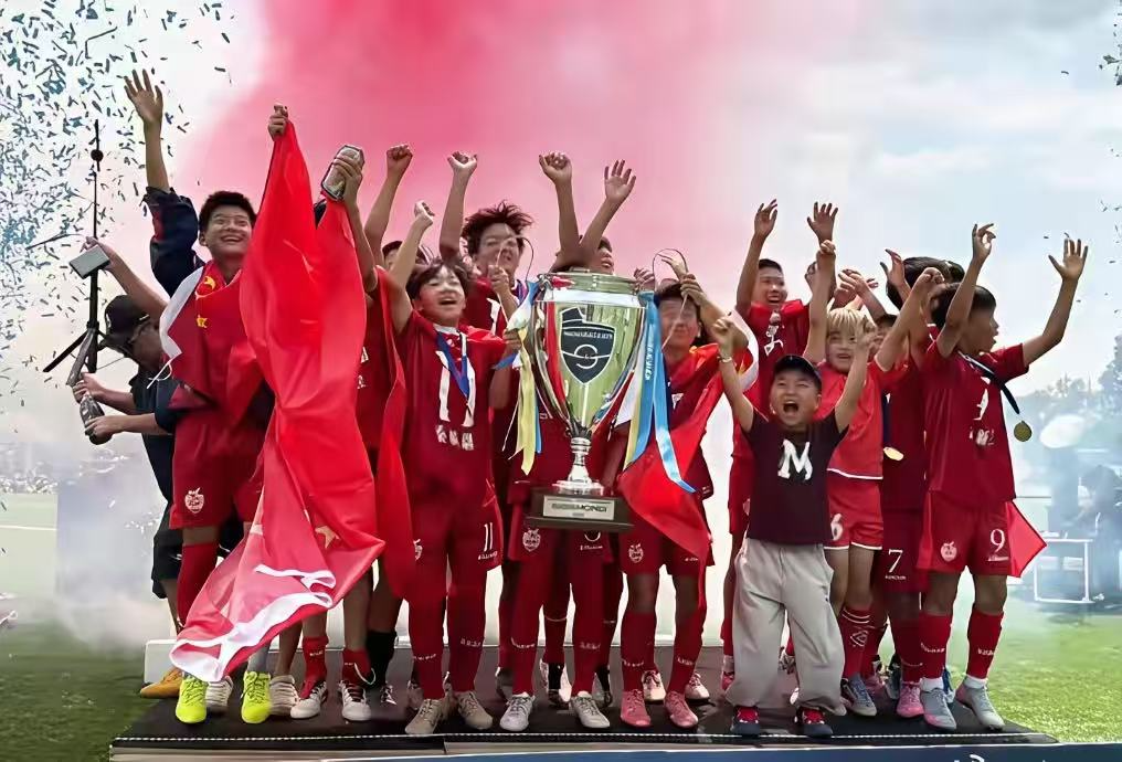 文班亚马垫脚躲过吹罚！布伦森脚踝90度反关节 美媒：明显的犯规