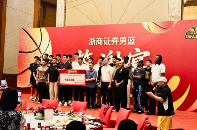 文班谈被球迷扔鸡蛋:显然这种行为很不好,但我并不在意 文班谈被球迷扔鸡蛋:显然这种行为很不好,但我并不在意