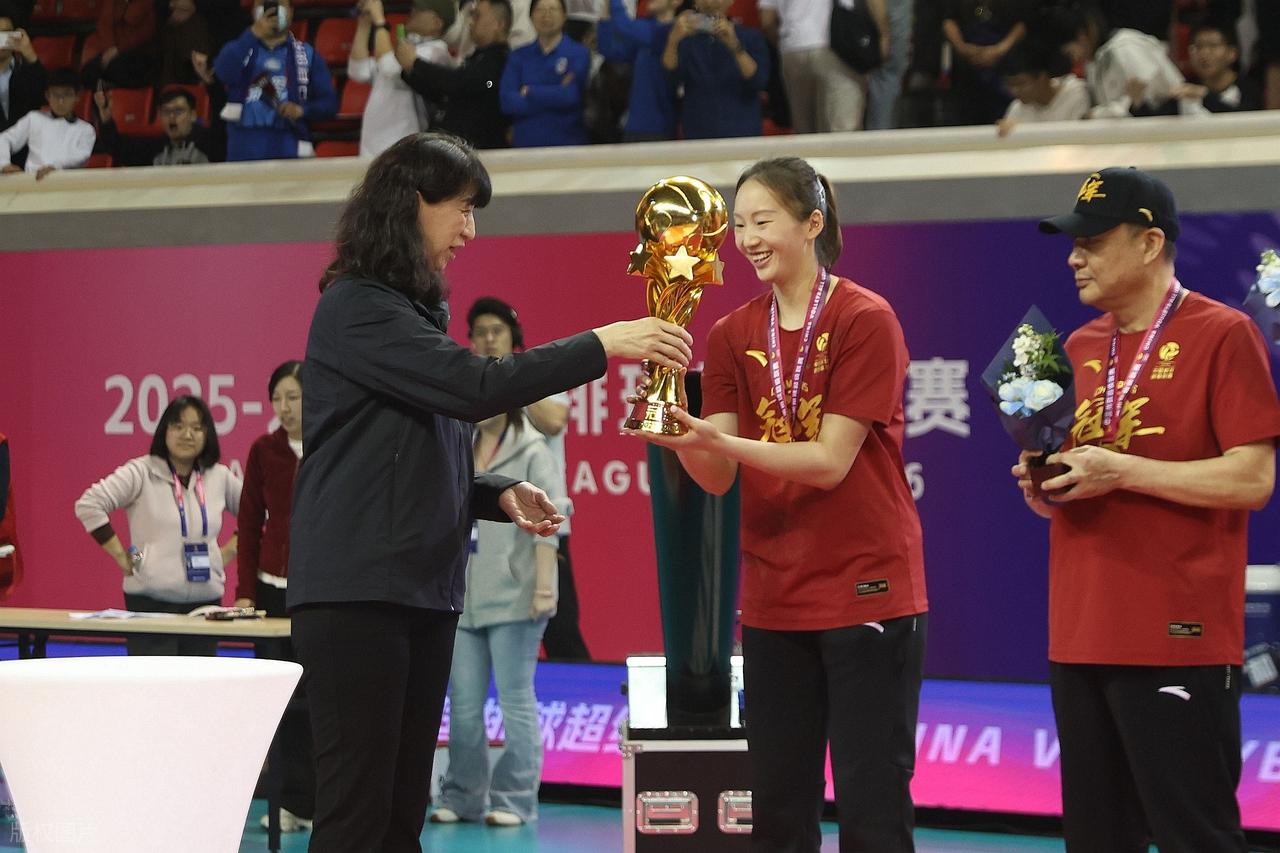 太强了！总决赛场均32.6分，又一名二轮秀拿到FMVP，上一位是他