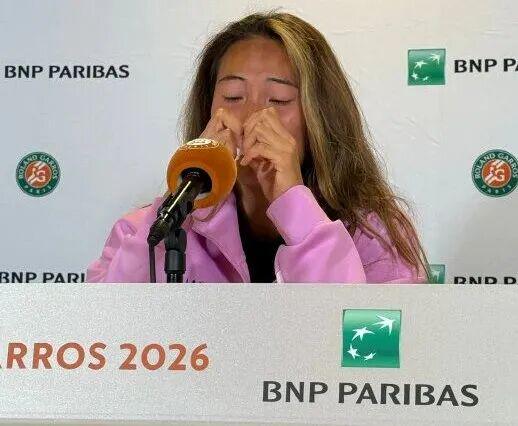 饿了?拉门斯被拍到在比利时替补席啃苹果 饿了?拉门斯被拍到在比利时替补席啃苹果